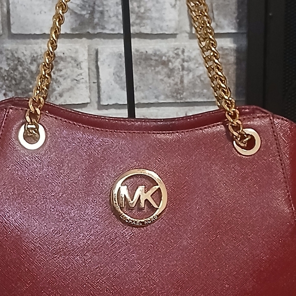 Michael Kors Jet Set Travel Large Chain Shoulder Tote – Cherry Red Leather - Picture 2 of 11